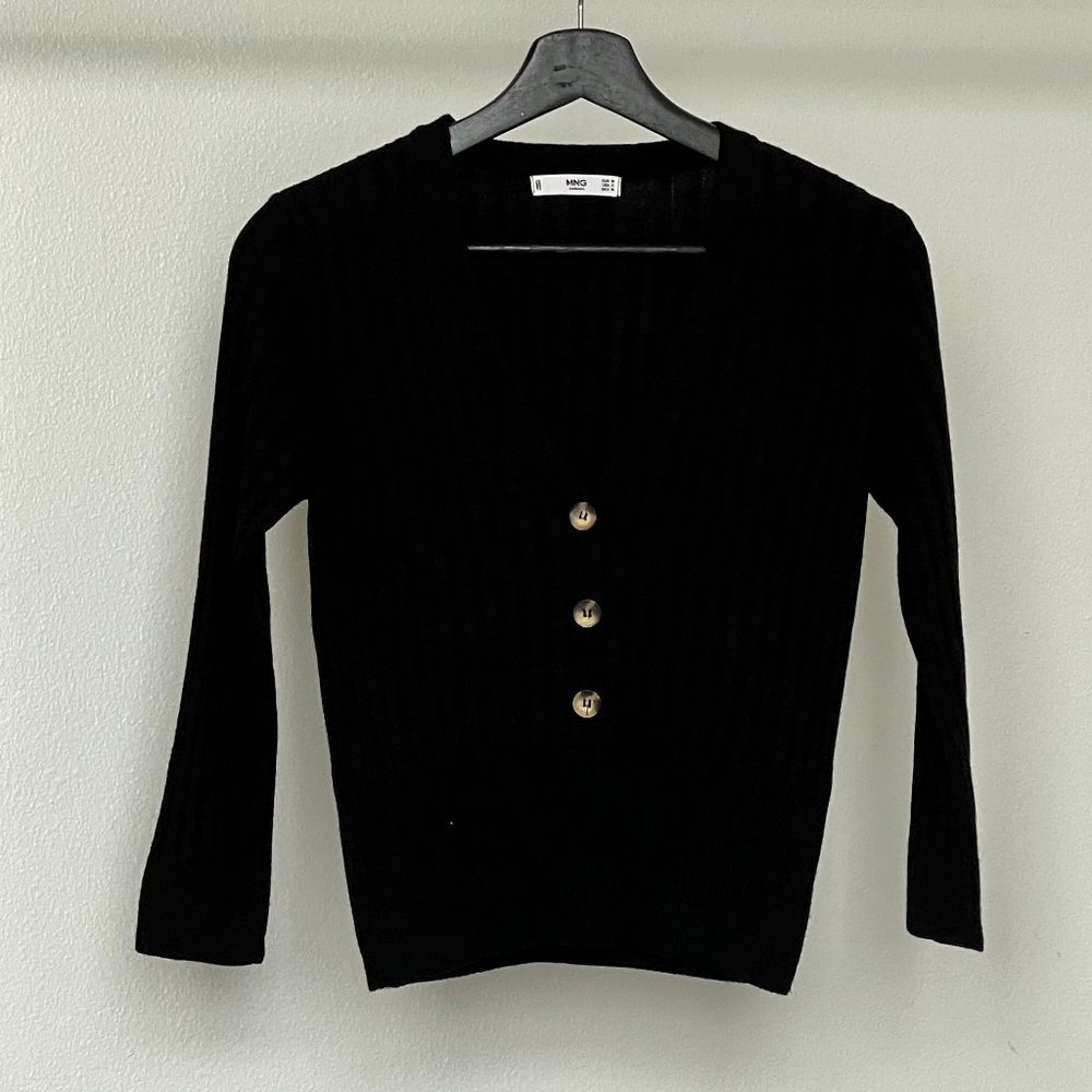 Knitted V-Neck Cardigan w/ Beige Brown Horn Buttons